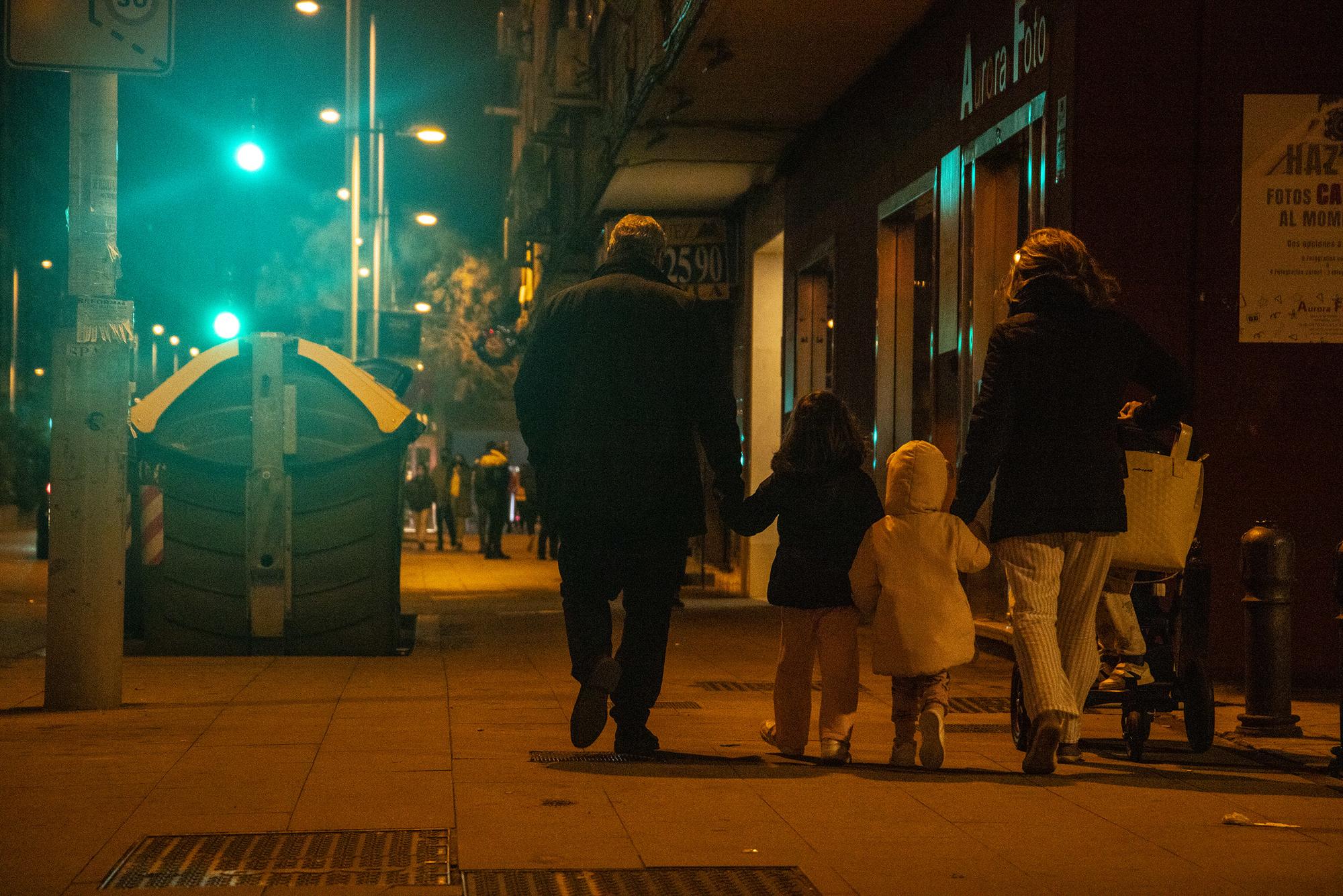 Cientos de granadinos salen a la calle a causa de los terremotos de esta noche - 9